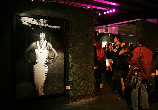 02.12.2008 В Майами открылась выставка &quot;In Fashion Photo show&quot;, посвященная Наоми Кэмпбелл. Снимки  описывают различные этапы ее модельной карьеры