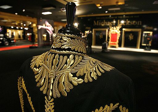 С 22 по 25 апреля в Беверли Хиллз состоится аукцион вещей Майкла Джексона, на котором будут представлены костюмы, старинная мебель, статуи и многое другое