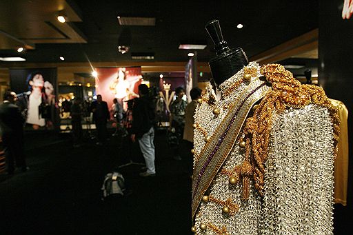 С 22 по 25 апреля в Беверли Хиллз состоится аукцион вещей Майкла Джексона, на котором будут представлены костюмы, старинная мебель, статуи и многое другое