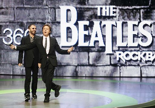 01.06.2009 В Лос-Анджелесе Пол Маккартни и Ринго Старр представили новую компьютерную игру &quot;The Beatles: Rock Band&quot;, которая включает все атрибуты музыкальной вечеринки - гитары-джойстики, барабанную установку и микрофон