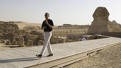 04.06.2009 Президент США Барак Обама после выступления с речью в Каирском университете посетил Великие пирамиды в Египте