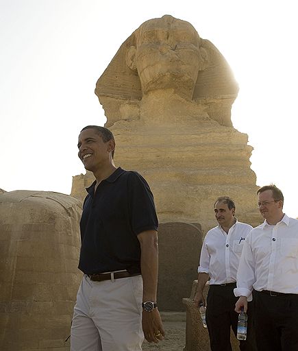 04.06.2009 Президент США Барак Обама после выступления с речью в Каирском университете посетил Великие пирамиды в Египте