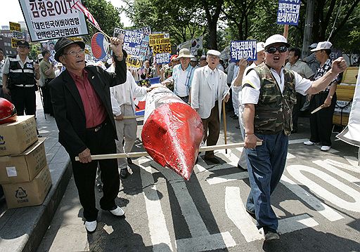 25.06.2009 В Сеуле(Южная Корея) несколько тысяч человек приняли участие в демонстрации против намерения КНДР провести испытания мощной межконтинентальной ракеты &quot;Тэпходон-2&quot;