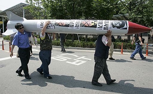 25.06.2009 В Сеуле(Южная Корея) несколько тысяч человек приняли участие в демонстрации против намерения КНДР провести испытания мощной межконтинентальной ракеты &quot;Тэпходон-2&quot;