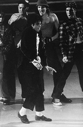 В 1983 году во время одного из концертов Майкл Джексон впервые продемонстрировал свою легендарную «лунную походку»