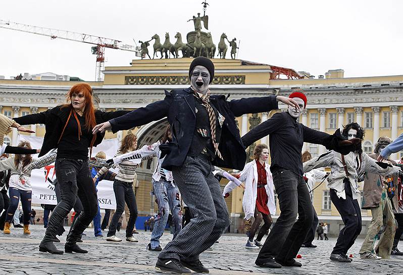 Памятные мероприятия в честь «короля поп-музыки» регулярно проходят в разных странах. Так, с 2006 года проводится акция Thrill the World, в рамках которой фанаты певца имитируют танец зомби из его клипа Thriller. В 2010 году более ста поклонников Майкла Джексона приняли участие в акции на Дворцовой площади в Санкт-Петербурге