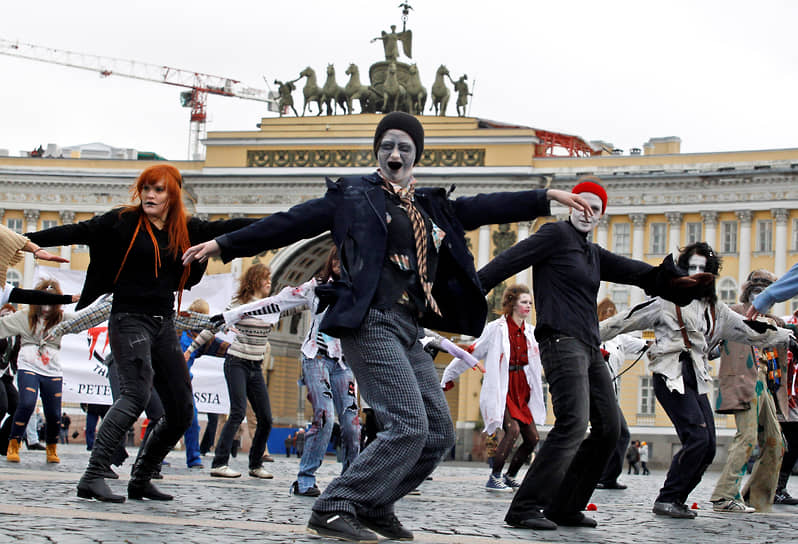 Памятные мероприятия в честь «короля поп-музыки» регулярно проходят в разных странах. Так, с 2006 года проводится акция Thrill the World, в рамках которой фанаты певца имитируют танец зомби из его клипа Thriller. В 2010 году более ста поклонников Майкла Джексона приняли участие в акции на Дворцовой площади в Санкт-Петербурге