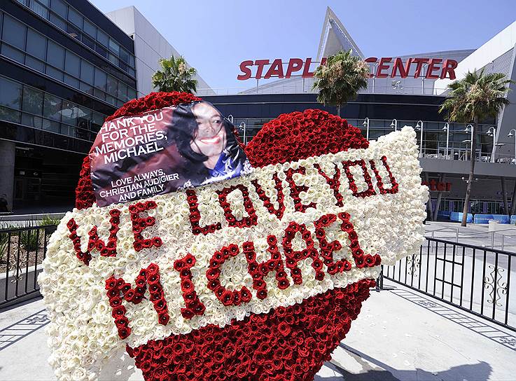 7 июля 2009 года в Staples Center в Лос-Анджелесе прошла публичная церемония прощания с Майклом Джексоном. Бронзовый с позолотой гроб с телом певца был установлен на сцене. С траурными речами выступили в том числе Нельсон Мандела и дети Мартина Лютера Кинга