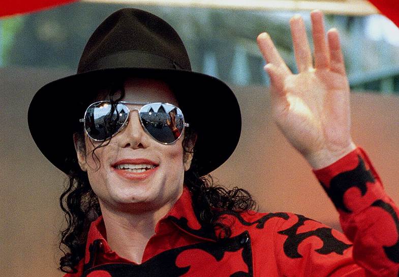 Цвет кожи певца начал светлеть с 1982 года. Майкл Джексон утверждал, что подобные изменения во внешности не вызваны намеренными действиями, а стали следствием нарушения пигментации кожи. Кроме того, очертания лица певца несколько изменились из-за пластических операций