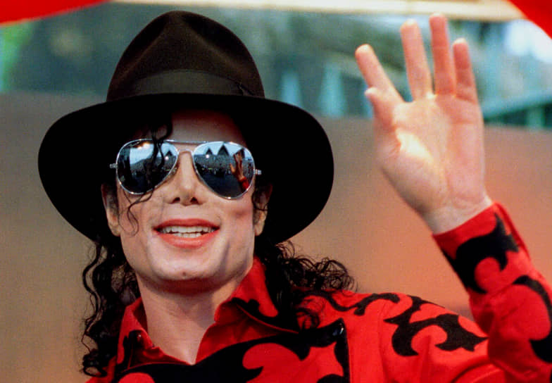Цвет кожи певца начал светлеть с 1982 года. Майкл Джексон утверждал, что подобные изменения во внешности не вызваны намеренными действиями, а стали следствием нарушения пигментации кожи. Кроме того, очертания лица певца несколько изменились из-за пластических операций