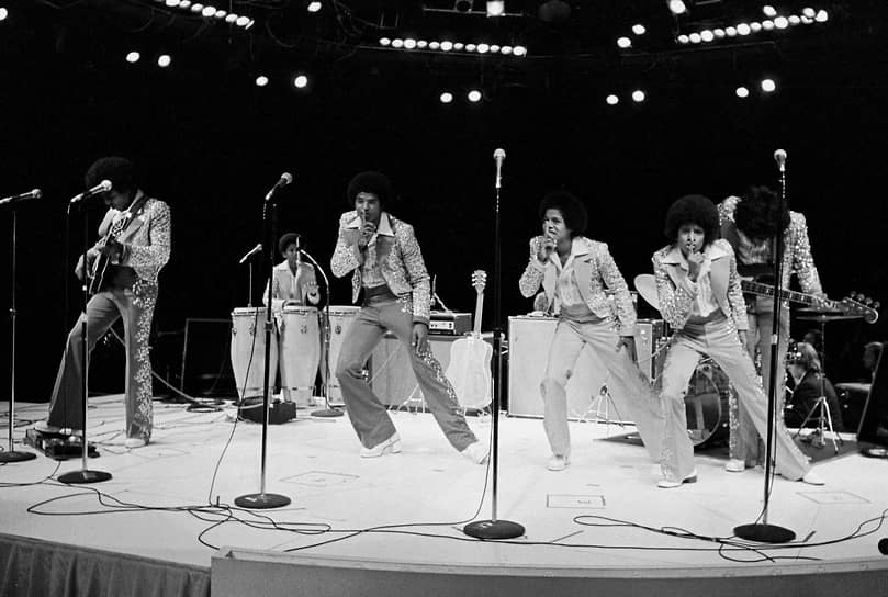 В 1964 году отец Майкла Джозеф создал семейную группу Jackson 5, вокалистом в которой стал будущий «король поп-музыки»