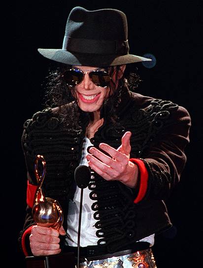 В 1991 году Майкл Джексон выпустил альбом «Dangerous». Через два года певцу были предъявлены обвинения в развращении малолетнего мальчика, однако дело удалось замять. СМИ писали, что Джексон откупился от его родителей