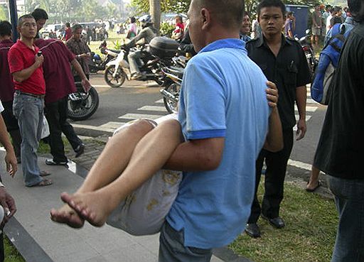 17.07.2009 В столице Индонезии Джакарте рядом с двумя отелями Ritz-Carlton и Marriott прогремели взрывы, в результате которых погибли девять человек и около 50 пострадали