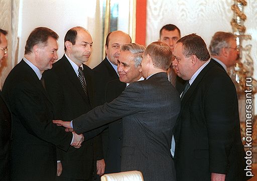 С членами правительства России и Моше Кацавом. 2001 год