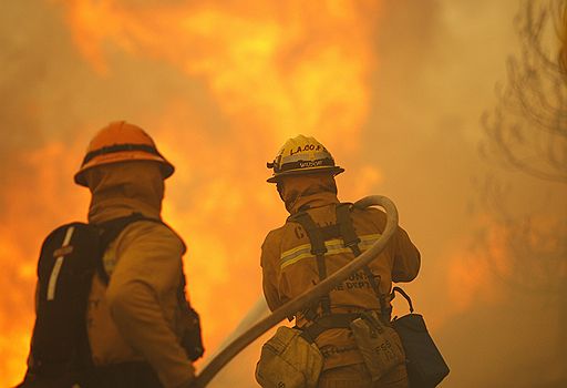 31.08.2009 Более 10 тыс. домов оказались под угрозой уничтожения в связи с бушующими лесными пожарами в Калифорнии. Уже сгорело более 80 кв. км леса. Тысячи людей эвакуированы из своих домов 
