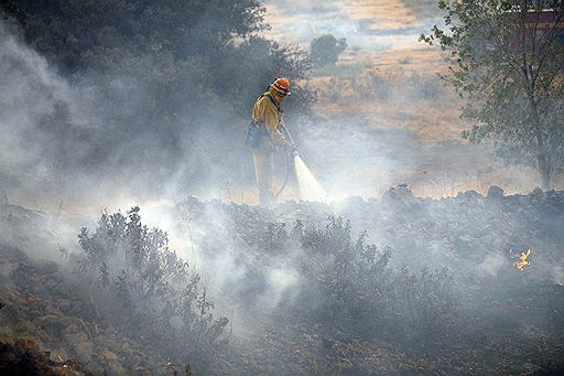 31.08.2009 Более 10 тыс. домов оказались под угрозой уничтожения в связи с бушующими лесными пожарами в Калифорнии. Уже сгорело более 80 кв. км леса. Тысячи людей эвакуированы из своих домов 
