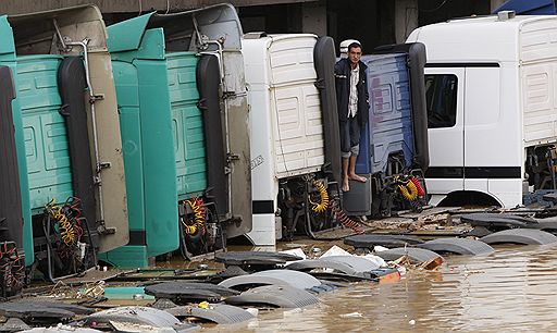 09.09.2009 Вызванные проливными дождями наводнения практически полностью парализовали жизнь в ряде районов Стамбула. Уровень воды местами достигает четырех метров. 20 человек погибли, около 50 считаются пропавшими без вести
