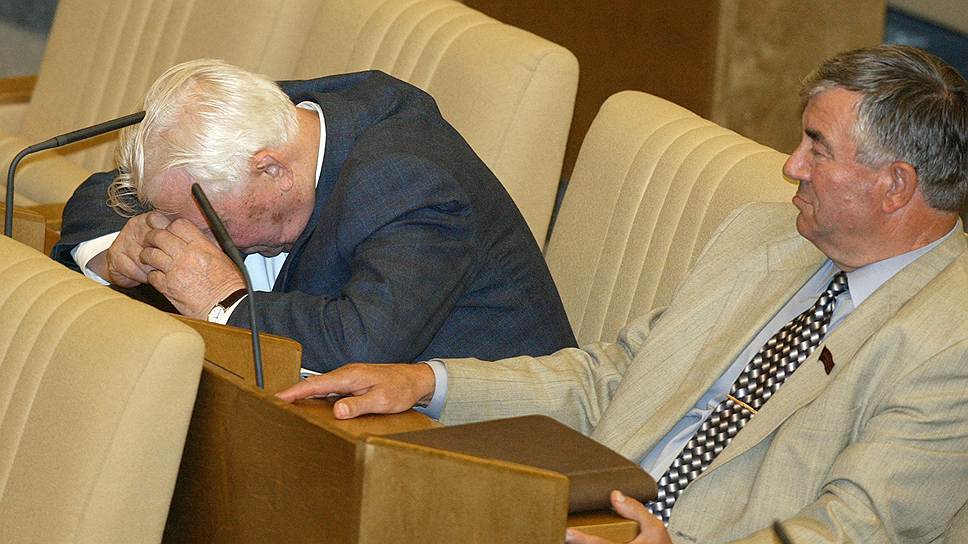 Депутат Госдумы от фракции КПРФ Егор Лигачев (слева) на пленарном думском заседании, 2002 год