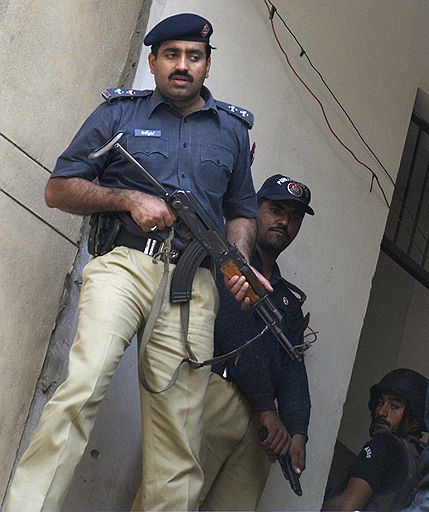 15.10.2009 В Лахоре боевики напали на ряд полицейских учреждений, тренировочный центр полиции, здание Федерального бюро расследований. В результате двое боевиков уничтожены, трое полицейских погибли