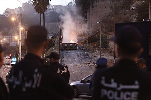20.10.2009 В столице Алжира продолжаются столкновения граждан с полицией. Активисты с помощью бутылок с зажигательной смесью и камней протестуют против растущей безработицы и нехватки жилья