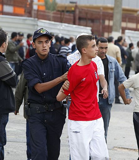 20.10.2009 В столице Алжира продолжаются столкновения граждан с полицией. Активисты с помощью бутылок с зажигательной смесью и камней протестуют против растущей безработицы и нехватки жилья