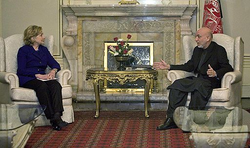 19.11.2009 Госсекретарь США Хиллари Клинтон прибыла с первым визитом в Афганистан в качестве главы американского внешнеполитического ведомства. Она приняла участие в церемонии инаугурации Хамида Карзая и встретилась с американскими военнослужащими 
