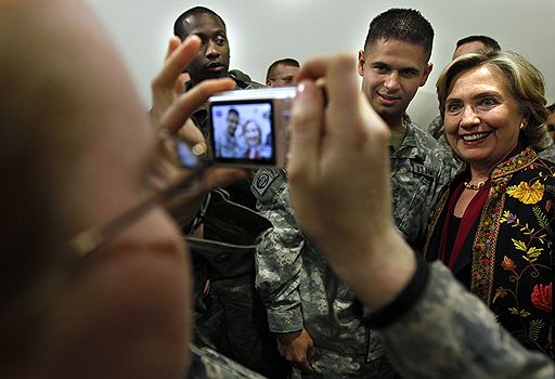 19.11.2009 Госсекретарь США Хиллари Клинтон прибыла с первым визитом в Афганистан в качестве главы американского внешнеполитического ведомства. Она приняла участие в церемонии инаугурации Хамида Карзая и встретилась с американскими военнослужащими 
