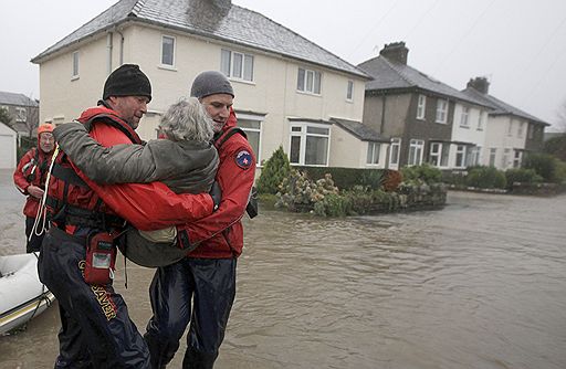 19.11.2009 В результате проливных дождей, продолжавшихся больше суток, несколько городов в северо-западной части Великобритании оказались подтоплены. Больше всего пострадали Кесвик и Кокермут, в которых вода поднялась на 1,2 – 1,5 метра