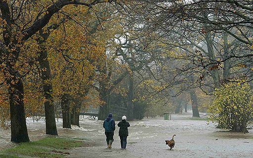 19.11.2009 В результате проливных дождей, продолжавшихся больше суток, несколько городов в северо-западной части Великобритании оказались подтоплены. Больше всего пострадали Кесвик и Кокермут, в которых вода поднялась на 1,2 – 1,5 метра