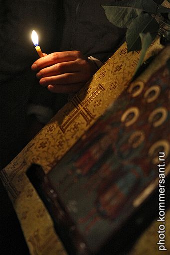 23.11.2009 В Москве похоронили священника Даниила Сысоева, расстрелянного в храме Святого апостола Фомы на улице Москворечье. Проститься с убитым пришли около 5 тыс. человек
