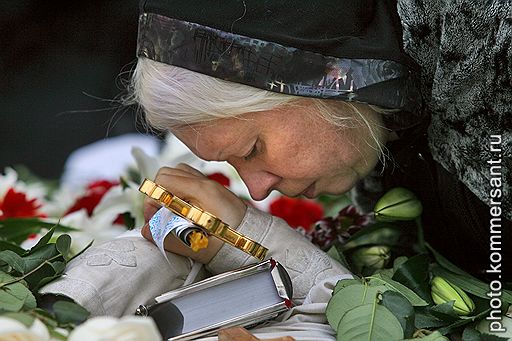 23.11.2009 В Москве похоронили священника Даниила Сысоева, расстрелянного в храме Святого апостола Фомы на улице Москворечье. Проститься с убитым пришли около 5 тыс. человек