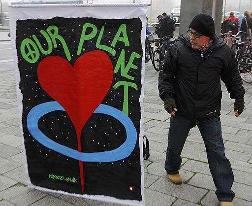07.12.2009 В Копенгагене открылась конференция ООН по климату. На улицах и площадях города тысячи активистов-экологов организовали арт-инсталляции, призванные привлечь внимание общественности к проблемам климата