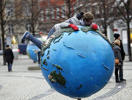 07.12.2009 В Копенгагене открылась конференция ООН по климату. На улицах и площадях города тысячи активистов-экологов организовали арт-инсталляции, призванные привлечь внимание общественности к проблемам климата