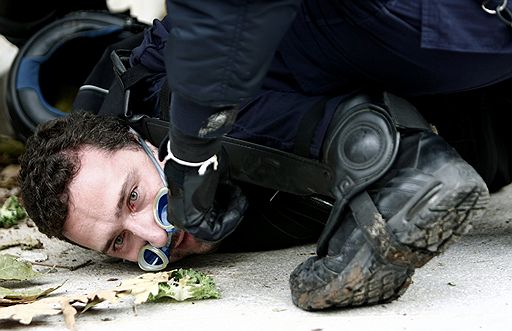 6 и 7 декабря тысячи жителей Афин устроили акцию протеста в память о подростке, который был убит полицейским год назад. Демонстранты забрасывали полицейских камнями, в ответ сотрудники правопорядка применили слезоточивый газ