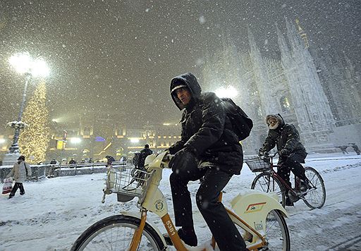 21.12.2009 В Европе в результате продолжительных снегопадов затруднено сообщение аэропортов, в некоторых районах прекращена подача электроэнергии, очень сложная ситуация на железных и автомобильных дорогах. Италия
