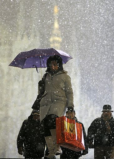 21.12.2009 В Европе в результате продолжительных снегопадов затруднено сообщение аэропортов, в некоторых районах прекращена подача электроэнергии, очень сложная ситуация на железных и автомобильных дорогах. Италия