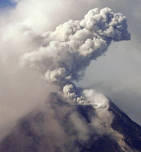 24.12.2009 Самое мощное за последние десятилетия извержение вулкана Мэйон может произойти в любой момент. В течение несколько дней вулкан извергает лаву и пепел. Из близлежащих районов эвакуировано более 50 тыс. человек