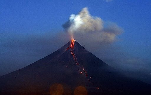 24.12.2009 Самое мощное за последние десятилетия извержение вулкана Мэйон может произойти в любой момент. В течение несколько дней вулкан извергает лаву и пепел. Из близлежащих районов эвакуировано более 50 тыс. человек