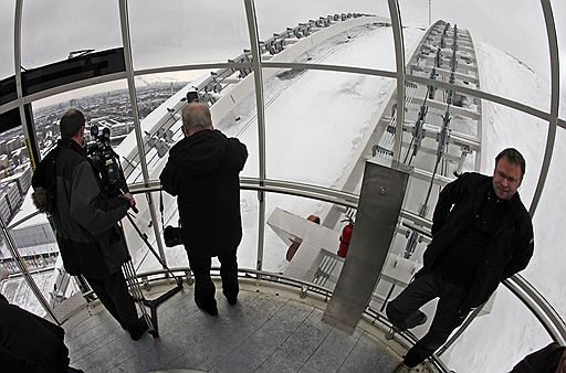 04.02.2010 В Стокгольме открылся уникальный аттракцион - стеклянная гондола. Она поднимается на вершину спортивного комплекса на высоту 130 метров, откуда посетителям открывается панорамный вид шведской столицы