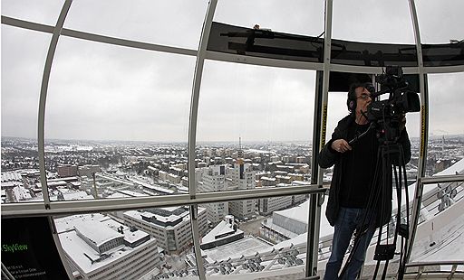 04.02.2010 В Стокгольме открылся уникальный аттракцион - стеклянная гондола. Она поднимается на вершину спортивного комплекса на высоту 130 метров, откуда посетителям открывается панорамный вид шведской столицы