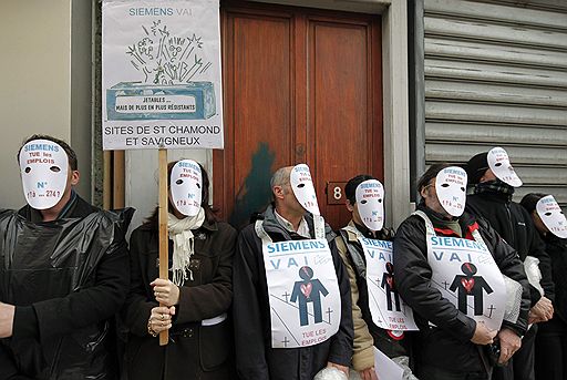 04.02.2010 В Saint-Chamond рабочие фабрики Siemens устроили акцию протеста, возражая против закрытия завода