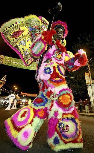 12.02.2010 В Порт-оф-Спейн проходит карнавал, который длится пять дней. Люди в маскарадных костюмах двигаются по улицам города под музыку калипсо и так называемые оркестры &quot;стальных барабанов&quot;