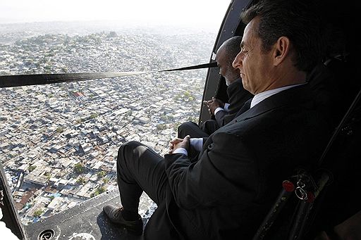 17.02.2010 Президент Франции Никола Саркози 17 февраля посетил Гаити. Вместе с президентом Гаити он облетел на вертолете пострадавшую от землетрясения территорию острова. Саркози объявил о выделении помощи этой стране в размере €326 млн