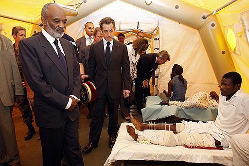 17.02.2010 Президент Франции Никола Саркози 17 февраля посетил Гаити. Вместе с президентом Гаити он облетел на вертолете пострадавшую от землетрясения территорию острова. Саркози объявил о выделении помощи этой стране в размере €326 млн