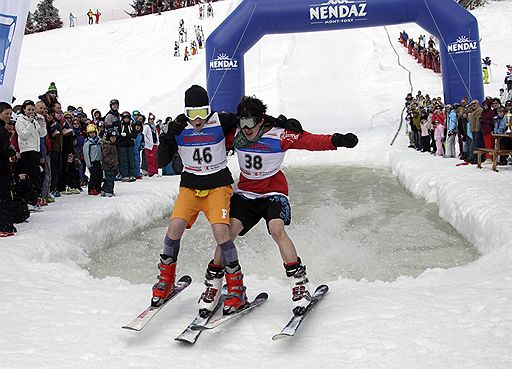 05.04.2010 В пасхальный понедельник в швейцарском городке Ненда более 50 лыжников и сноубордистов приняли участие в праздничных соревнованиях. В конце спуска с горы они  должны были преодолеть бассейн длинной 20 метров