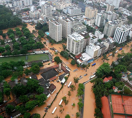 06.04.2010 В результате наводнений и оползней в бразильском штате Рио-де-Жанейро погибло более 100 человек. Сильный дождь шел в регионе больше суток, объем выпавших осадков побил рекорд 44-летней давности