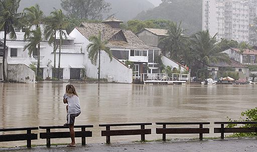 06.04.2010 В результате наводнений и оползней в бразильском штате Рио-де-Жанейро погибло более 100 человек. Сильный дождь шел в регионе больше суток, объем выпавших осадков побил рекорд 44-летней давности