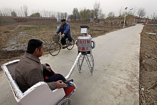 14.04.2010 Китайский изобретатель Ву Юлу готовится к показу своих роботов на выставке в Шанхае. Всего он изобрел 47 роботов, которые могут делать массаж, тянуть телегу, готовить, рисовать и т.д.