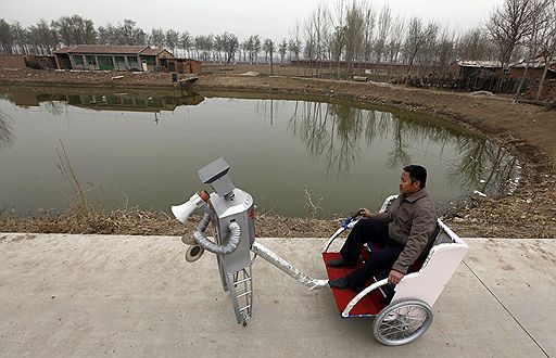 14.04.2010 Китайский изобретатель Ву Юлу готовится к показу своих роботов на выставке в Шанхае. Всего он изобрел 47 роботов, которые могут делать массаж, тянуть телегу, готовить, рисовать и т.д.