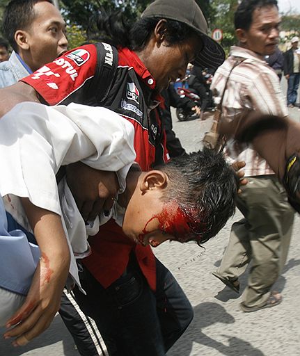 14.04.2010 В Джакарте произошли столкновения полиции с жителями портовых кварталов, отстаивающими захоронение известного мусульманского проповедника XVIII века. В результате стычек три человека погибли, около 90 получили ранения
